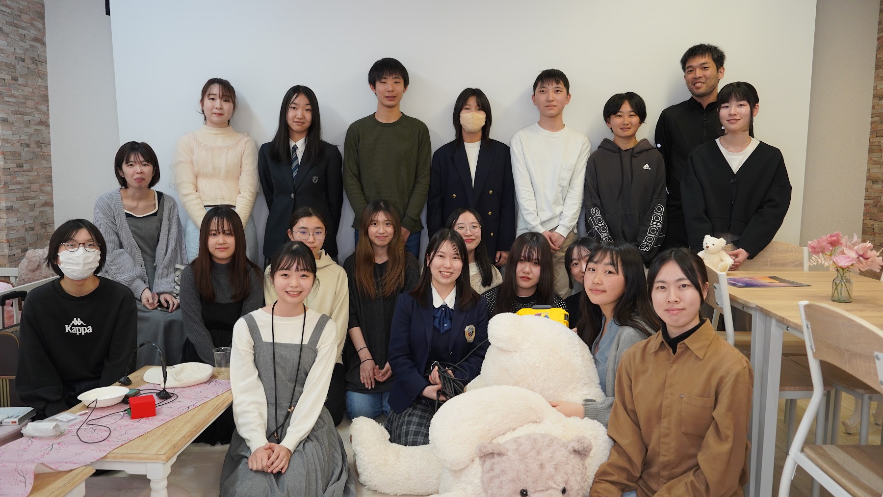 加速キッチンの成果報告会に集まった中高生と運営メンバーの集合写真