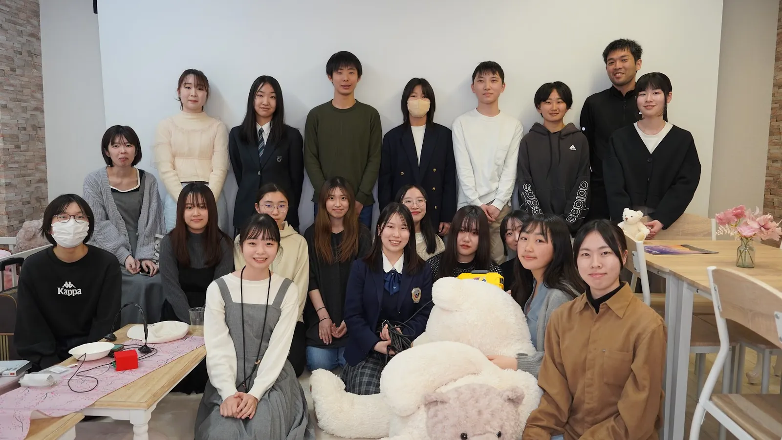 加速キッチンの成果報告会に集まった中高生と運営メンバーの集合写真